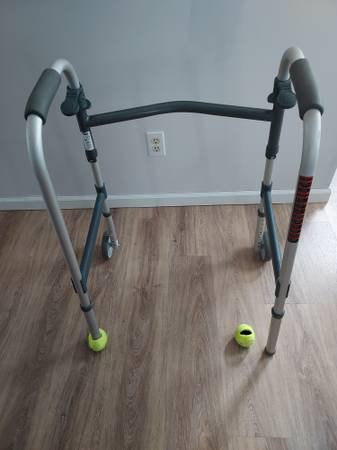 Rolling walker (rollator) with seat and hand brakes