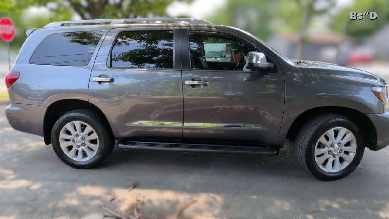 USD 36995,  Toyota Sequoia,  2021,  Automatic,  62000 KM,    Platinum – 62K Miles | $36,995 photo 3